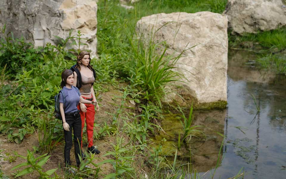 Nova mit ihrer Mutter Valerie an ausgetrocknetem Flussbett im Distrikt Helvetia