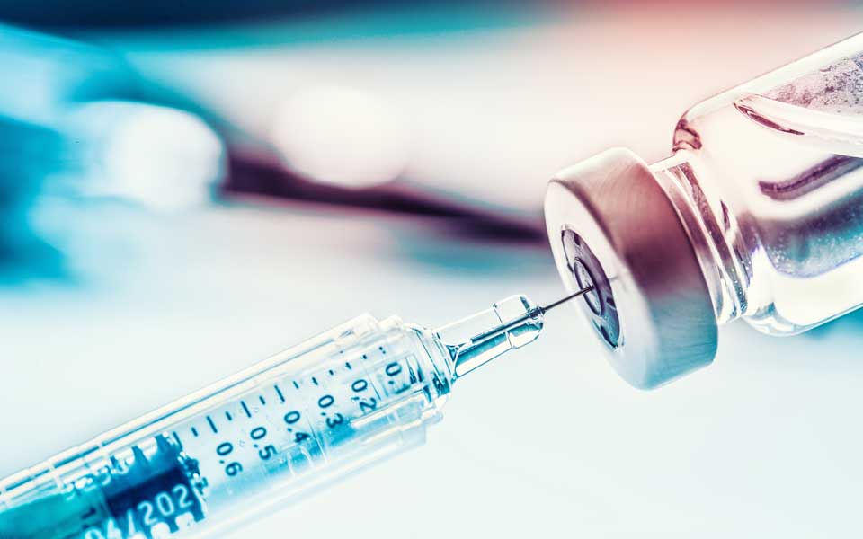 Medizinische Spritze mit einem Corona-Impfstoff