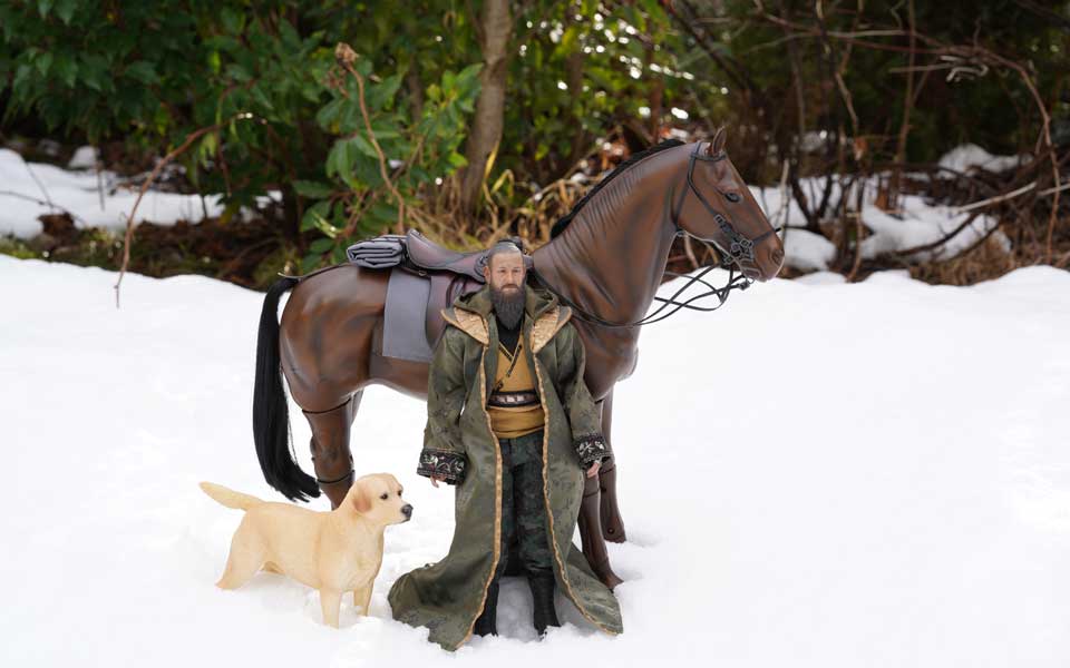 Interims-Gouverneur Benjamin Königsfeld geniesst den Winter zusammen mit Pferd und Hund