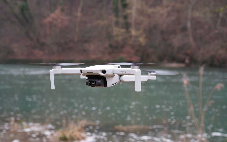 Luftgestützte Grenzpatrouille mit DJI Mini 2 Drohne im nördlichen Aargau