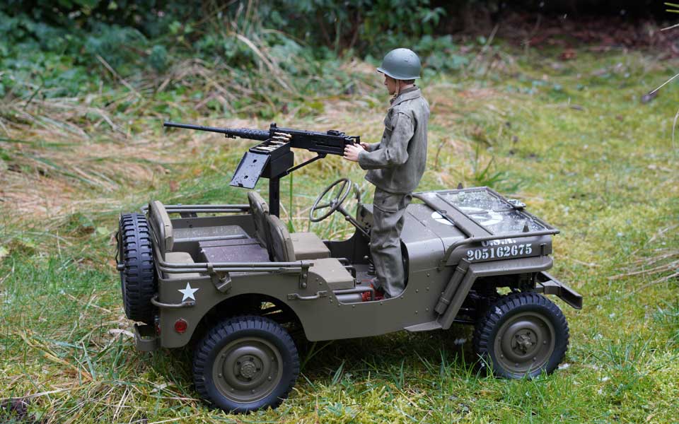 Militär beim Schiesstraining mit schwerem 12.7 mm Maschinengewehr