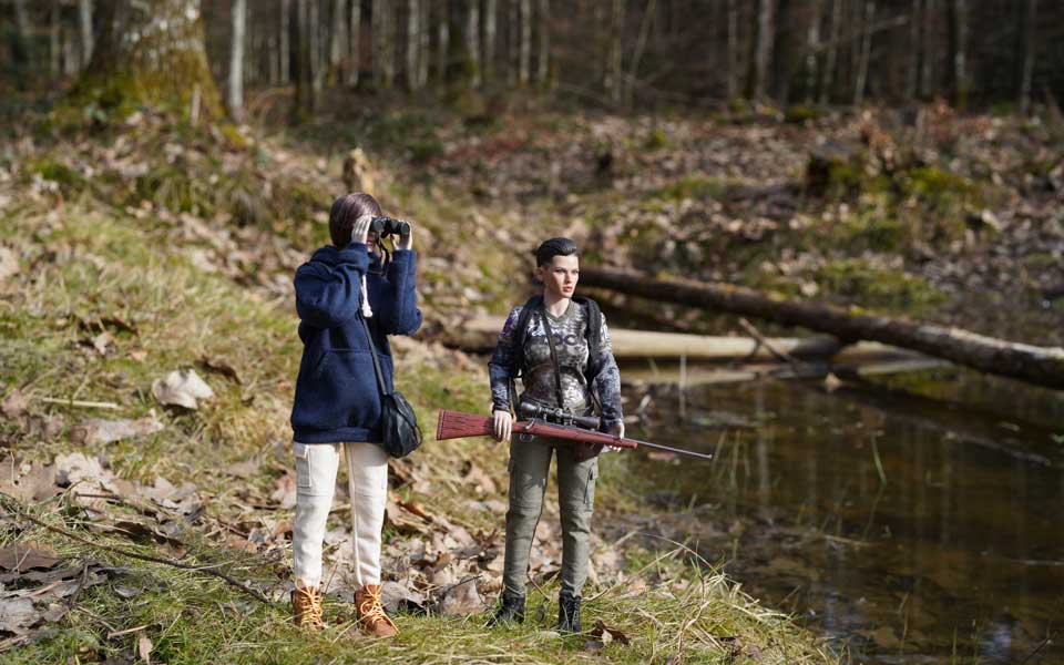 Vize-Gouverneurin Amaya Gubser und Wildhüterin Ruby beobachten Wild