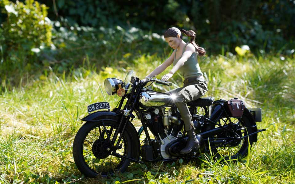 Laura Kraft fährt als Testfahrerin den ersten Prototypen der neuen Brough Superior SS100