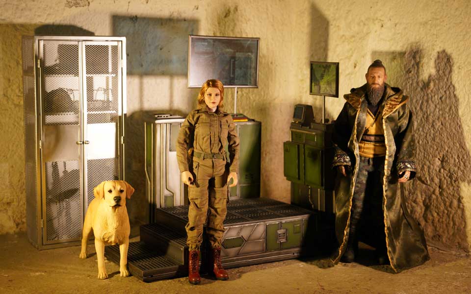 Ben Königsfeld inspiziert eine geheime, unterirdische Kommandozentrale der Red Dragon Squad