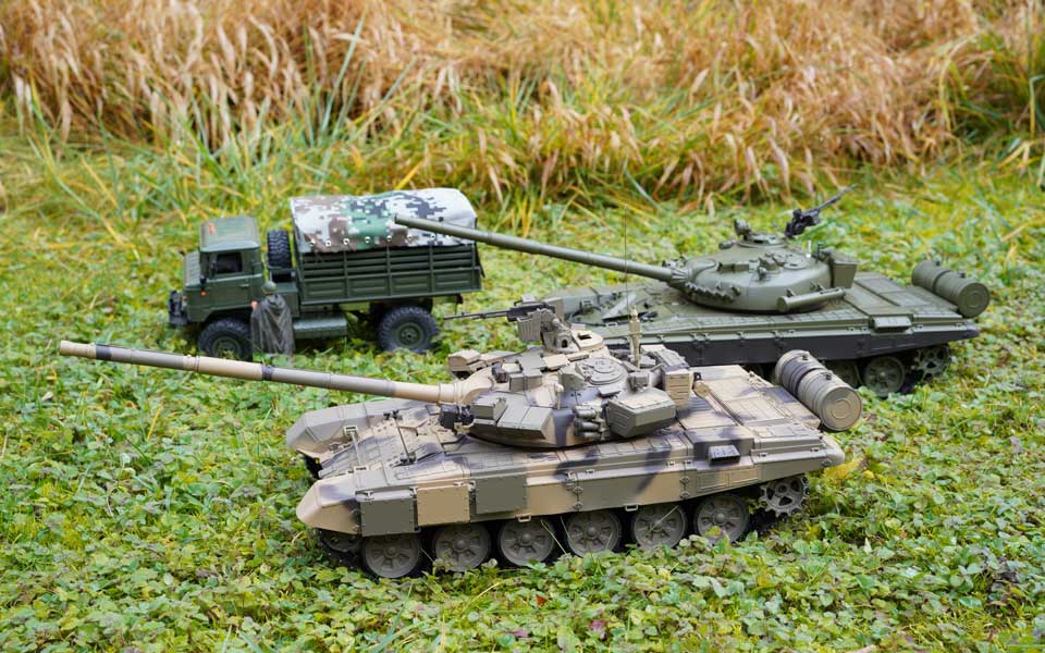 Russische Kampfpanzer und Militärlastwagen an der Grenze zur Ukraine